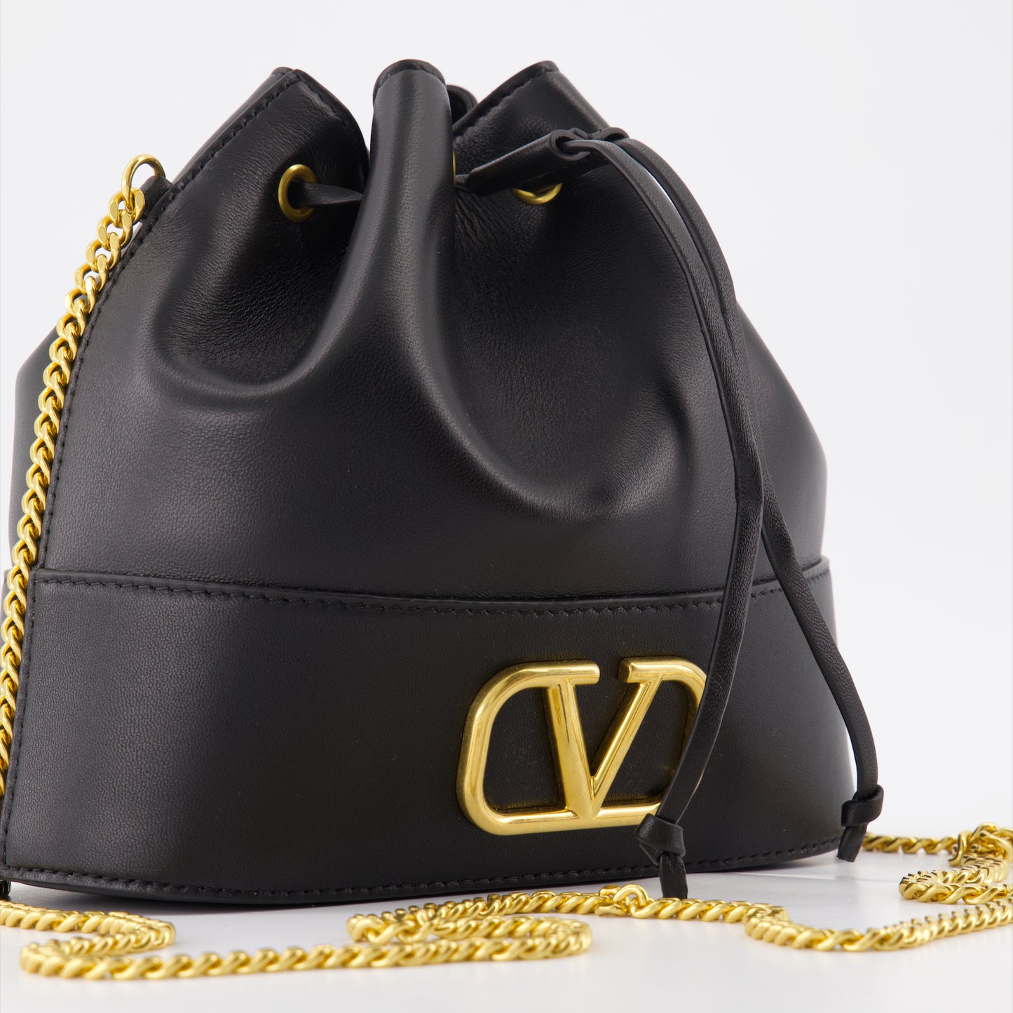 VLogo bucket bag